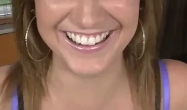 Cô nàng thích khoe và gửi video nóng bỏng thẳng đến cho bạn