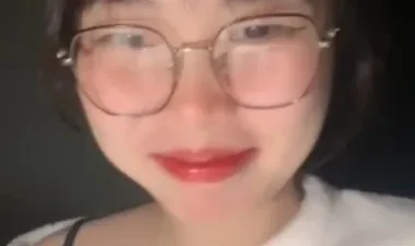 Em gái kính cận livestream - Phim sex JAV vietsub không che HD tại Phevkl
