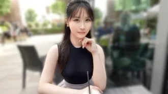 SIRO-5574 "Khuôn mặt xinh! Thân hình xinh! Hãy vào đi, cô gái xinh xinh! Một cô gái Nhật Bản có làn da trắng sáng chìm đắm trong biển khoái cảm! Toàn bộ cơ thể cô ấy trở thành một vùng gợi cảm, và cô ấy đạt đến cao trào hết lần này đến lần khác với những cú đẩy mãnh liệt! Cô ấy trả đũa trong tư thế cowgirl